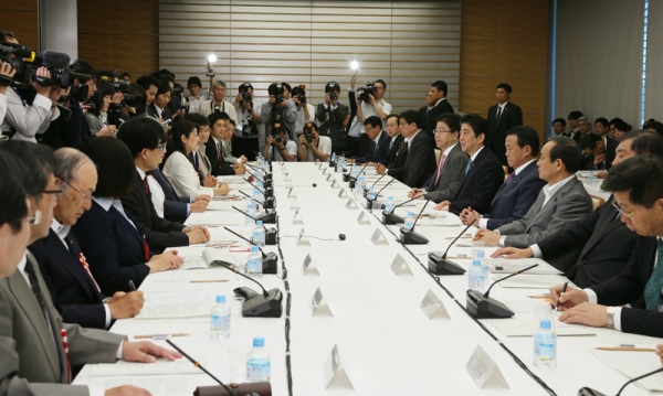 安倍总理在总理大臣官邸召开了第8次一亿总活跃国民会议。