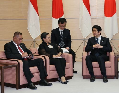 安倍总理在总理大臣官邸接受了印度尼西亚共和国的外交部长蕾特诺·马尔苏迪以及国防部长里亚米萨德·里亚古都的拜会。
