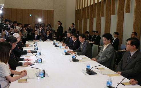 安倍总理在总理大臣官邸召开了第4次信息保护咨询会议。
