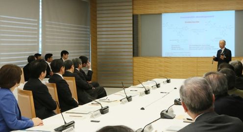 安倍总理在总理大臣官邸召开了第14次综合科学技术・创新会议。