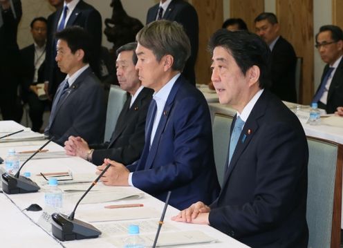 安倍总理在总理大臣官邸召开了2016年第9次经济财政咨询会议。