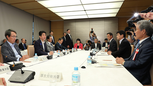 安倍总理在总理大臣官邸召开了2017年第12次经济财政咨询会议。