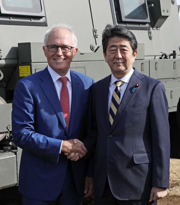 安倍总理与澳大利亚联邦总理马尔科姆·特恩布尔视察了陆上自卫队习志野演习场。