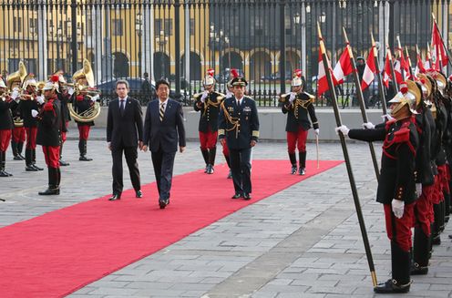 安倍总理为了出席亚太经合组织（APEC）领导人会议等访问了秘鲁共和国的利马。