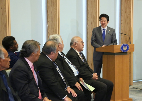 安倍总理在总理大臣官邸接受了太平洋岛国峰会第三届中间部长会议参加国首席代表等的拜会。