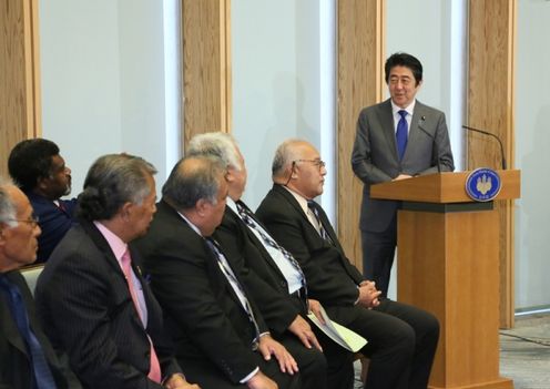 安倍总理在总理大臣官邸接受了太平洋岛国峰会第三届中间部长会议参加国首席代表等的拜会。