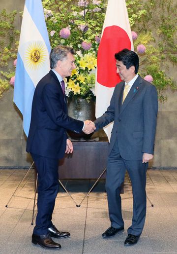 安倍总理在总理大臣官邸与阿根廷共和国总统毛里西奥·马克里举行了首脑会谈等。