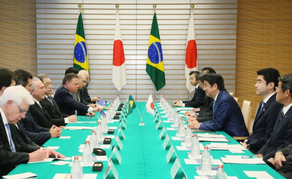 安倍总理在总理大臣官邸与巴西联邦共和国总统米歇尔·米格尔·埃利亚斯·特梅尔·卢利亚举行了首脑会谈等。