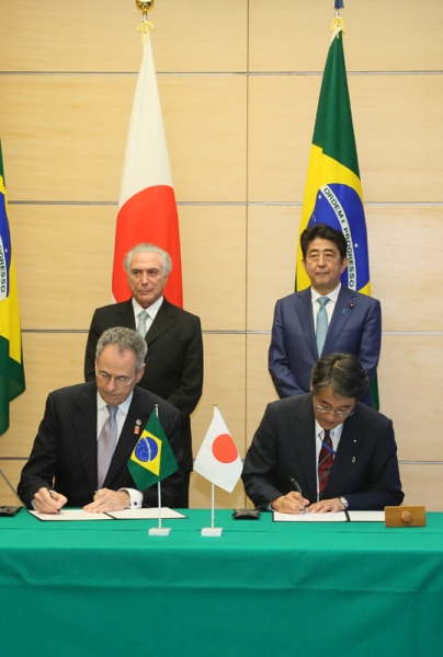 安倍总理在总理大臣官邸与巴西联邦共和国总统米歇尔·米格尔·埃利亚斯·特梅尔·卢利亚举行了首脑会谈等。