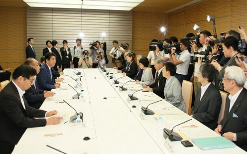 安倍总理在总理大臣官邸出席了有关国家荣典制度的有识之士会议。