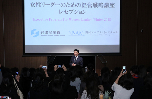 安倍总理出席了在东京都内举行的第2届“为了女性领导者的经营战略讲座”招待会。