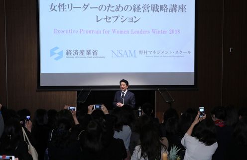 安倍总理出席了在东京都内举行的第2届“为了女性领导者的经营战略讲座”招待会。