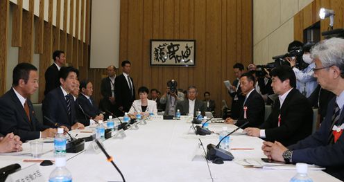 安倍总理在总理大臣官邸召开了2015年第6次经济财政咨询会议。