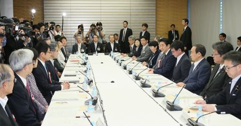 安倍总理在总理大臣官邸出席了第63次规制改革会议。