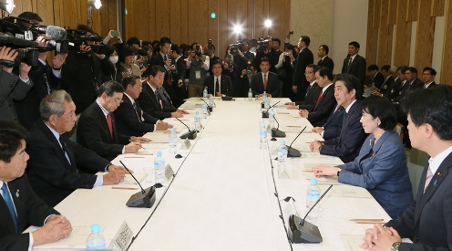 安倍总理在总理大臣官邸出席了2016年度第3次“中央与地方协商会议”。