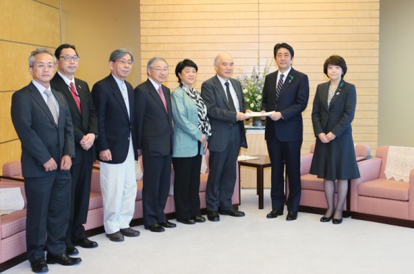 安倍总理在总理大臣官邸接受了日本学术会议递交的“面向G7伊势志摩峰会的联合声明”。
