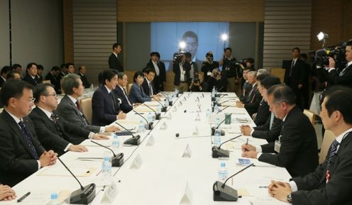 安倍总理在总理大臣官邸召开了第3次未来投资会议。