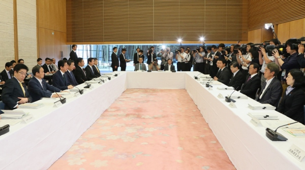 安倍总理在总理大臣官邸召开了第19次农林水产业与地域活力创造本部会议。