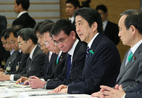 安倍总理在总理大臣官邸出席了“2016年震源在熊本县熊本地区的地震紧急灾害对策本部会议”（第10次）。