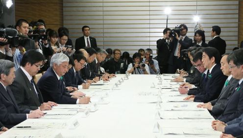 安倍总理在总理大臣官邸出席了“2016年震源在熊本县熊本地区的地震紧急灾害对策本部会议”（第10次）。