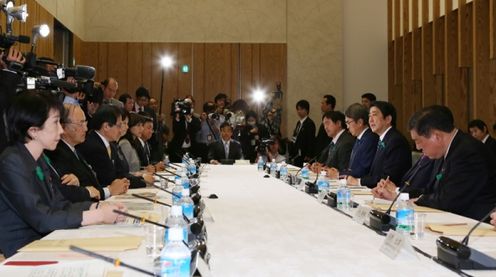 安倍总理在总理大臣官邸召开了第26次产业竞争力会议。