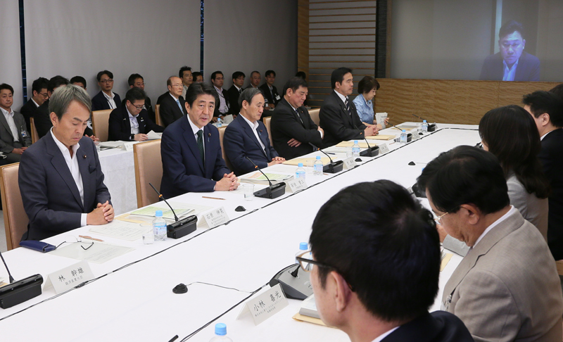 安倍总理在总理大臣官邸召开了第27次产业竞争力会议。
