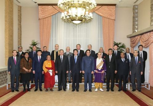 安倍总理在总理大臣公邸邀请“亚洲价值观与民主主义”研讨会演讲者等举行了晚餐会。