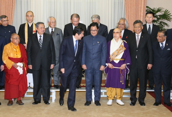 安倍总理在总理大臣公邸邀请“亚洲价值观与民主主义”研讨会演讲者等举行了晚餐会。