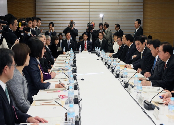 安倍总理在总理大臣官邸召开了第4次“城镇・居民・工作创生会议”。
