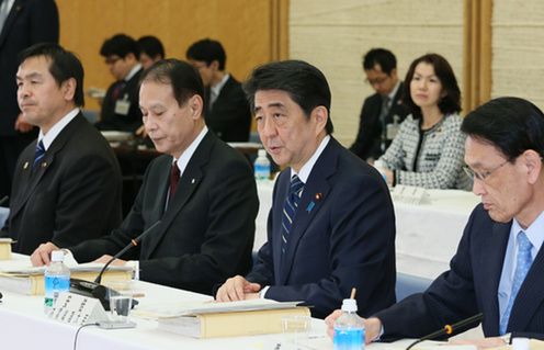 安倍总理在总理大臣官邸召开了第35次教育再生实行会议。