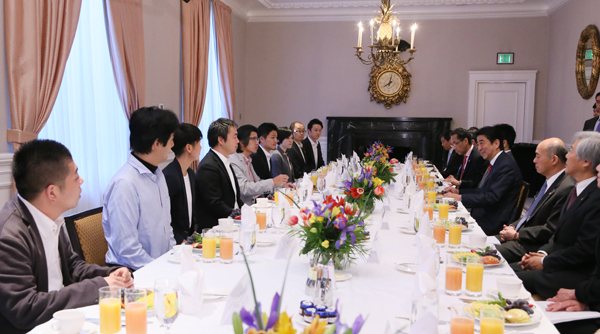 安倍总理与活跃在硅谷的日本人共进早餐