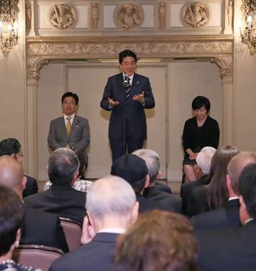 安倍总理在与当地的日本人以及日裔人士的交流会上致辞2