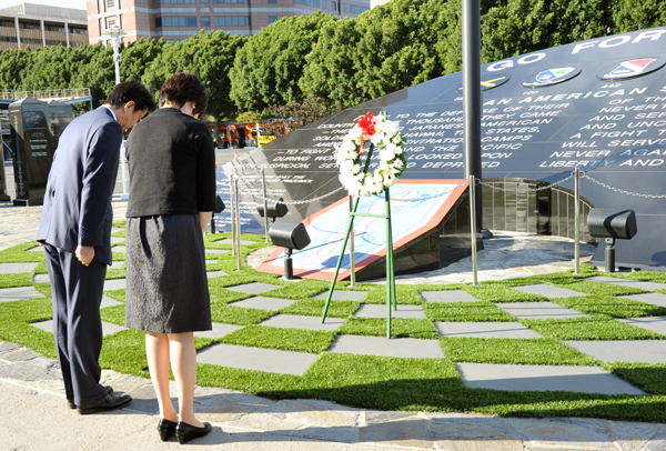 安倍总理向日裔部队纪念碑敬献花圈