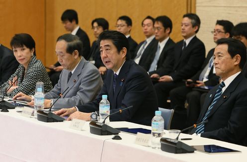 安倍总理在总理大臣官邸召开了高度信息通信网络社会推进战略本部(IT综合战略本部)会议。