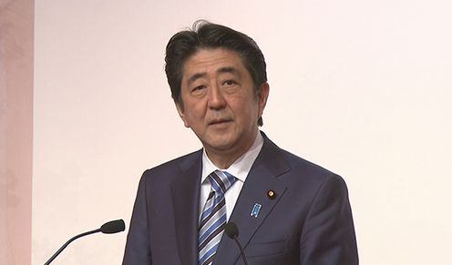 安倍总理出席了在东京都内宾馆举行的健康社会奖颁奖仪式。