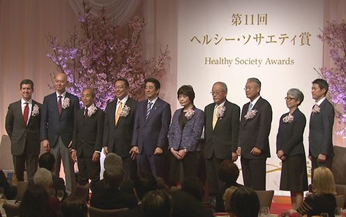 安倍总理出席了在东京都内宾馆举行的健康社会奖颁奖仪式。