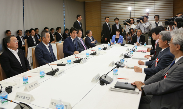 安倍总理在总理大臣官邸召开了2015年第9次经济财政咨询会议。