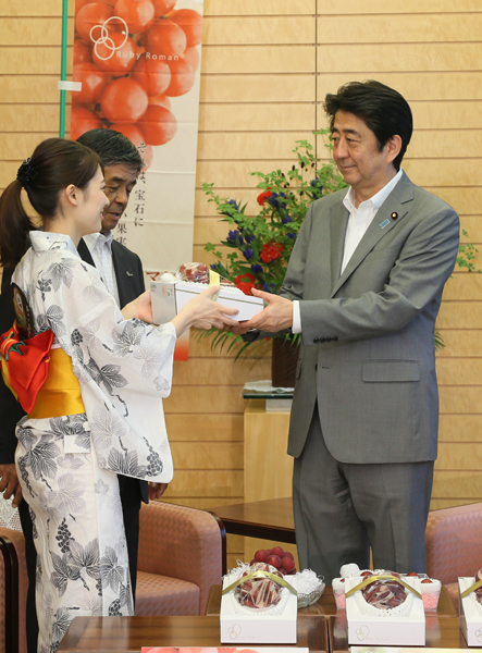 安倍总理在总理大臣官邸接受了石川县谷本正宪知事等赠送的葡萄。