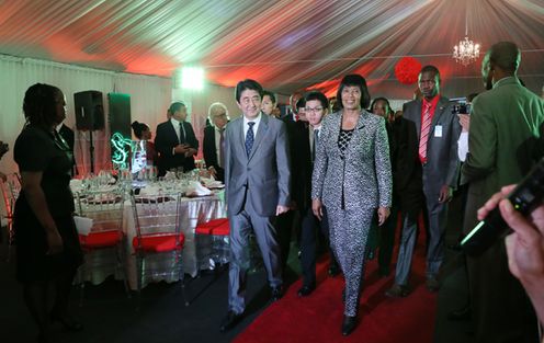 安倍总理访问了牙买加。