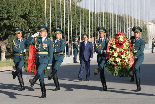 安倍总理访问了吉尔吉斯共和国的比什凯克。