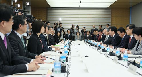 安倍总理在总理大臣官邸召开了“城镇・居民・工作创生会议”。