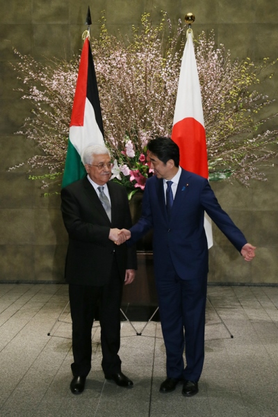 安倍总理在总理大臣官邸与巴勒斯坦自治政府马哈茂德·阿巴斯总统举行了首脑会谈等。