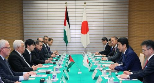 安倍总理在总理大臣官邸与巴勒斯坦自治政府马哈茂德·阿巴斯总统举行了首脑会谈等。