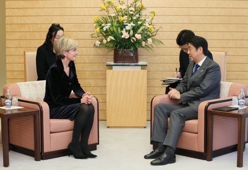 安倍总理在总理大臣官邸接受了澳大利亚联邦外交部长茱莉・毕晓普的拜会。