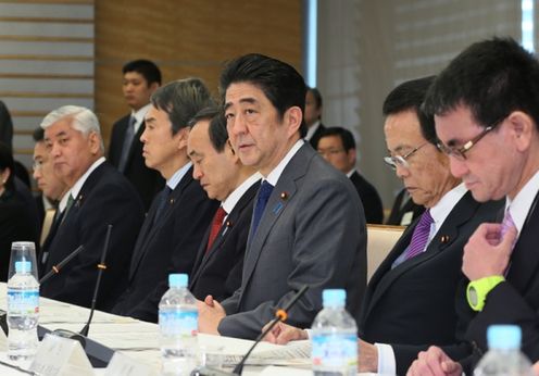 安倍总理在总理大臣官邸召开了中央防灾会议。