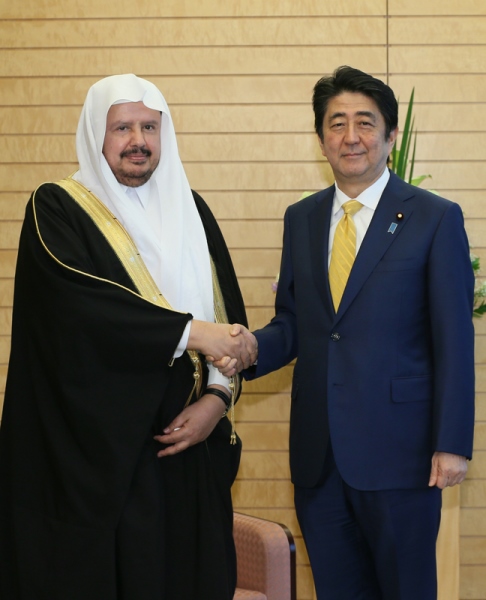 安倍总理在总理大臣官邸接受了沙特阿拉伯王国协商会议主席阿卜杜拉·阿勒·谢赫的拜会。