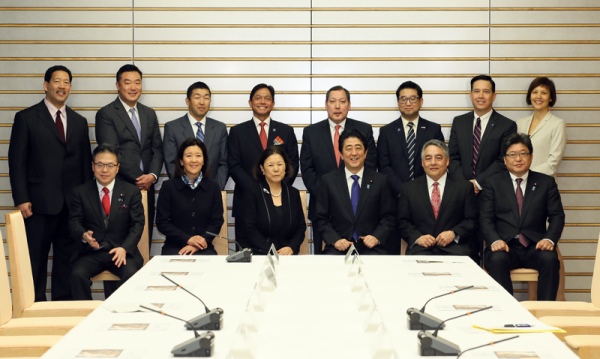 安倍总理在总理大臣官邸接受了应邀访日的美籍日裔领袖代表一行的拜会。