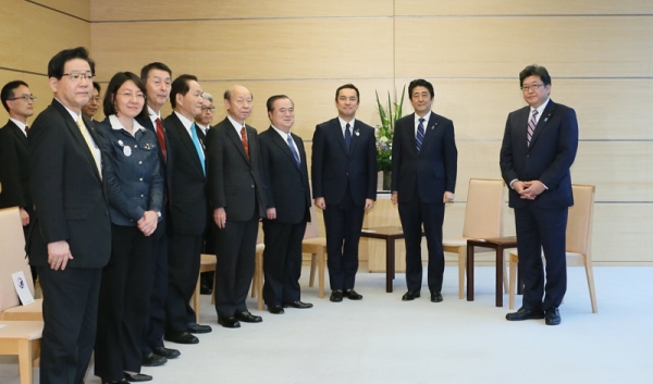 安倍总理在总理大臣官邸接受了伊势志摩峰会・相关阁僚会议举办地地方政府首长的拜访。
