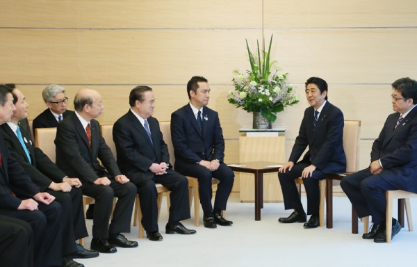 安倍总理在总理大臣官邸接受了伊势志摩峰会・相关阁僚会议举办地地方政府首长的拜访。