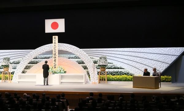 在天皇和皇后两位陛下的莅临之下，安倍总理出席了在东京都内举行的“东日本大地震五周年追悼仪式”。